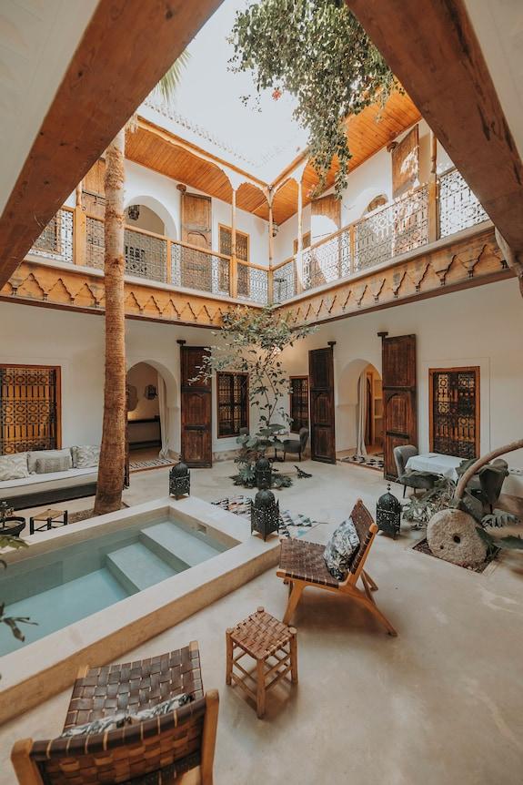 Architecture traditionnelle de Tanger, lumière méditerranéenne et patio marocain
