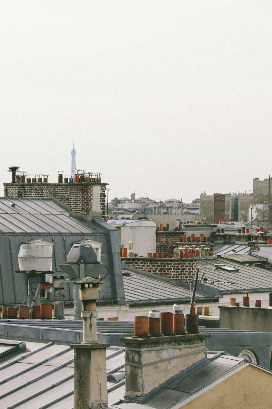 Toits en zinc et cheminées de Paris, matière grise de l’architecture parisienne