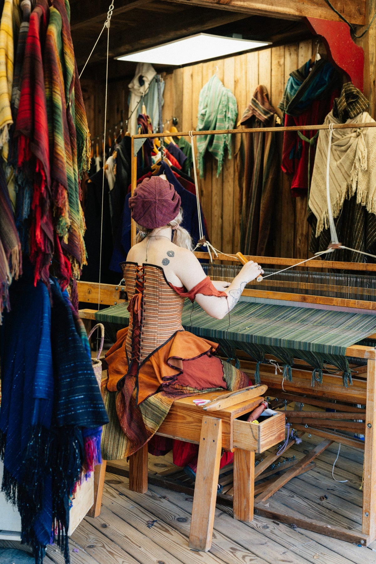 Artisane devant un métier à tisser, geste et matière au cœur du textile