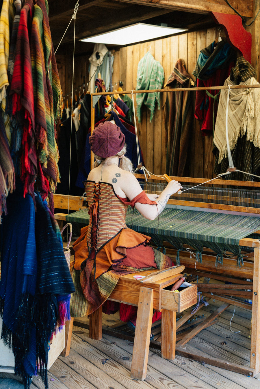 Artisane devant un métier à tisser, geste et matière au cœur du textile