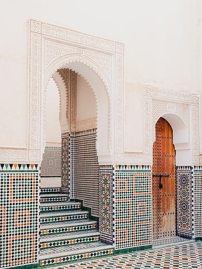 Art du zellige marocain, motifs géométriques et lumière méditerranéenne, inspiration de la maison SAFINIS