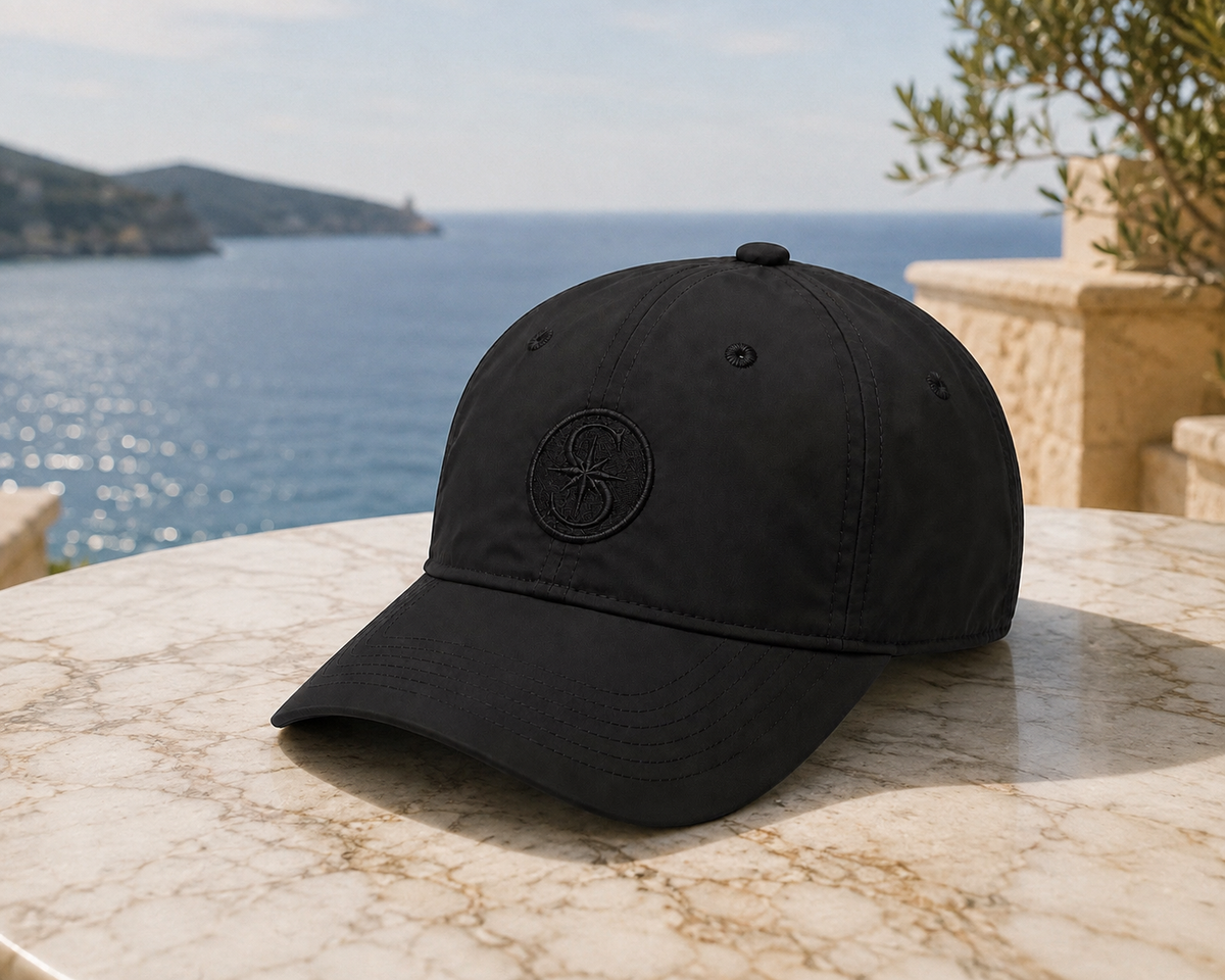 Casquette SAFINIS noire, accessoire au design épuré et contemporain